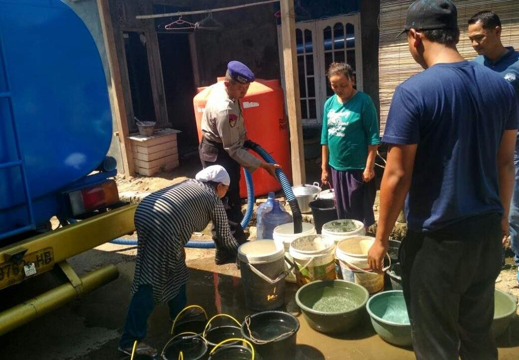 Polres Cirebon - Polda Jabar Bantu Air Bersih Untuk 900 Warga Gebang Ilir