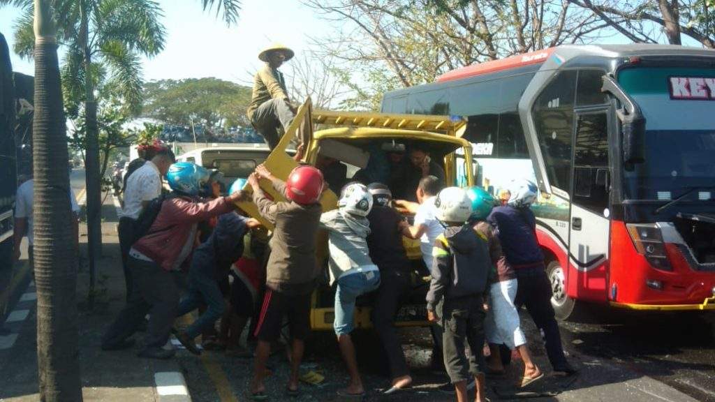 Dramatis! Evakuasi Korban Tabrakan Beruntun Di Pantura Dramatis! Evakuasi Korban Tabrakan Beruntun Di Pantura