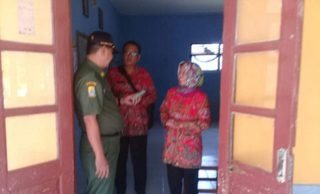 Kadisdik Datangi SDN 1 Dompyong Wetan, Pastikan Hibah Bangku Sudah Diterima
