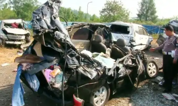 Sopir Bus Ngantuk Tabrak Avanza Hingga Tak Berbentuk, 3 Tewas!