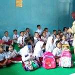 Ajuan Bangku Belum Dikabul Disdik, Puluhan Siswa SDN 1 Dompyong Wetan Terpaksa Lesehan