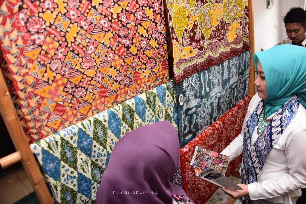 Perajin Asal Bekasi Sulap Bunga Telang Jadi Kerajinan dan Bahan Olahan Makanan