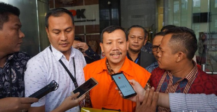 Sekda Jabar Nonaktif Resmi Pakai Rompi Orange KPK Sekda Jabar Nonaktif Resmi Pakai Rompi Orange KPK