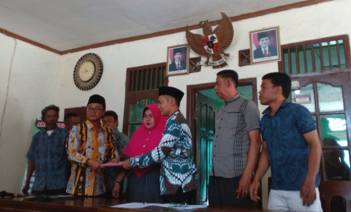 Iwan Sovwan Daftar Kuwu Ender Lagi, Puluhan Massa Teriak "Lanjutkan!"