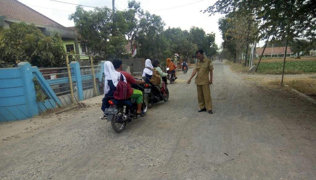 Ulas DD Tahap II, PJ Kuwu Gembongan Mekar Minta Jalan Depan Kantor Desa Segera Diberesin