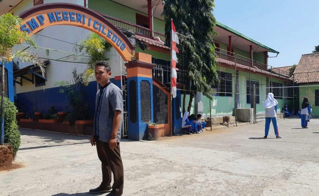 Sejumlah Wali Murid Keluhkan Aneka Ragam Pungutan Di SMPN 1 Ciledug - Cirebon Sejumlah Wali Murid Keluhkan Aneka Ragam Pungutan Di SMPN 1 Ciledug - Cirebon