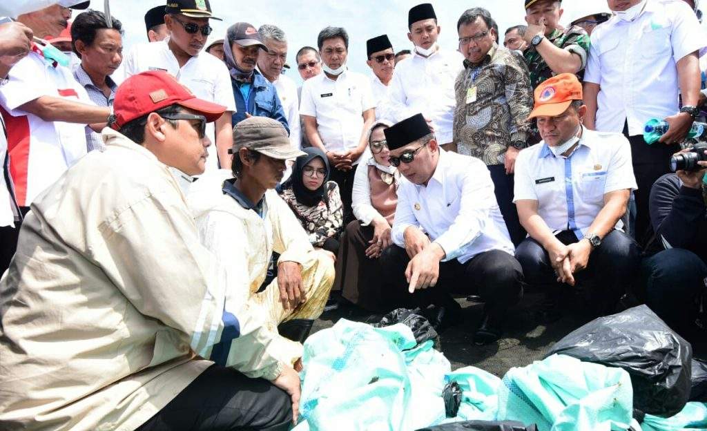 Gubernur Minta Bupati Karawang Hitung Kerugian Akibat Tumpahan Minyak Gubernur Minta Bupati Karawang Hitung Kerugian Akibat Tumpahan Minyak