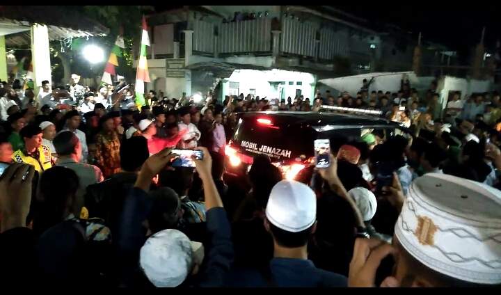 Ribuan Orang Antar KH. Mukhlas Dimyati ke Peristirahatan Terakhirnya