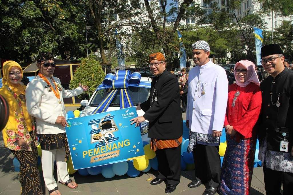 HUT Jabar Ke 74, Bank BJB Beri Hadiah Untuk Nasabah Setia