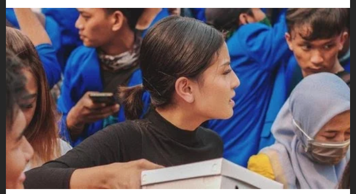Viral! Selebgram Cantik Bagikan Ribuan Nasi Kotak Untuk Pendemo Viral! Selebgram Cantik Bagikan Ribuan Nasi Kotak Untuk Pendemo