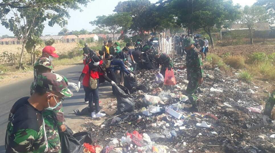 HUT TNI, Koramil 2005/Babakan Basmi Sampah Bareng Ratusan Warga