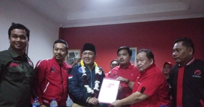 Lantang! Kang Jimmy Daftar Penjaringan Bacabup Karawang Lewat PDIP Lantang! Kang Jimmy Daftar Penjaringan Bacabup Karawang Lewat PDIP