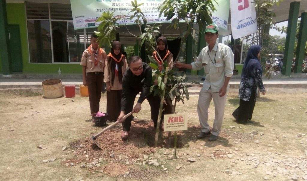 KIIC Hijaukan SMKN 1 Rengasdengklok Melalui School Go Green