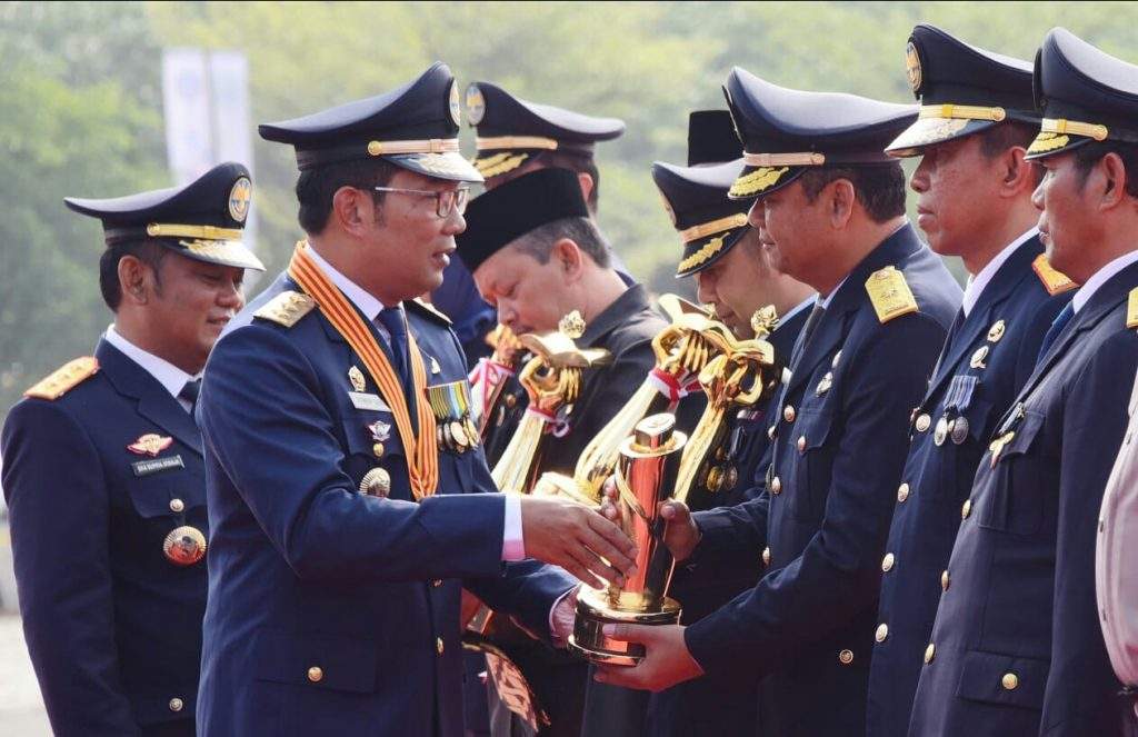 Gubernur Jabar Beri 17 Penghargaan di Hari Perhubungan Nasional
