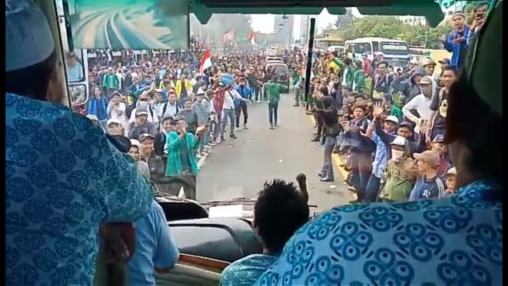 Terjebak Demo Saat Menuju Bandara, Rombongan Umroh "Bhakti Tour" Dibukakan Jalan & Diiringi Sholawat