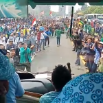 Terjebak Demo Saat Menuju Bandara, Rombongan Umroh "Bhakti Tour" Dibukakan Jalan & Diiringi Sholawat