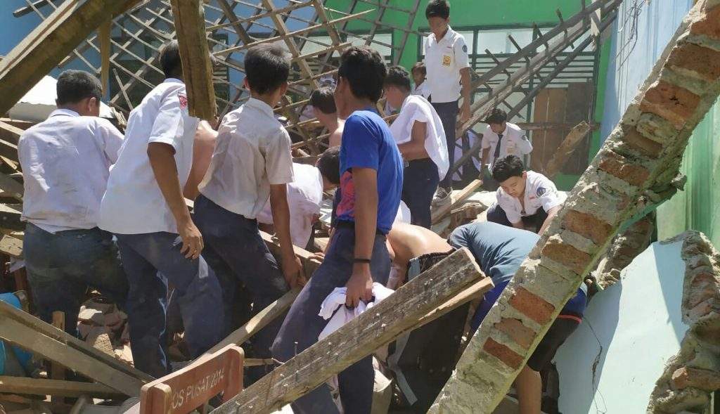Ruang Kelas SMPN 2 Plumbon Ambruk Saat Belajar, Puluhan Siswa Jadi Korban
