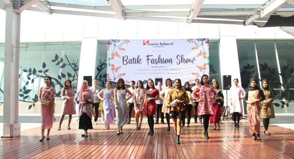 Peringati Hari Batik, Swiss-Belhotel Cirebon Gelar Fashion Show