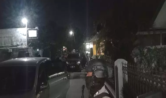 Terlibat JAD, Tukang Gorengan di Plered Dibekuk Densus 88 Terlibat JAD, Tukang Gorengan di Plered Dibekuk Densus 88