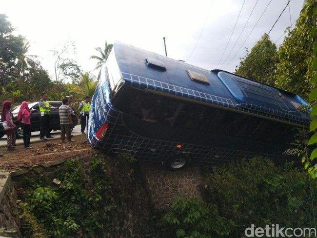 Bus MGI Nyungsep ke Jurang di Ciamis Bus MGI Nyungsep ke Jurang di Ciamis