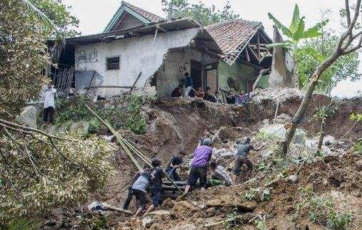 Hujan dan Angin Kencang, Porak-Porandakan Sukabumi