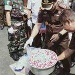 Kejari Garut Musnahkan Barang Sitaan, "Pil Setan Direbus"