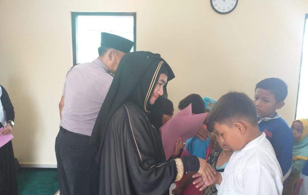 Ini Dia Bentuk Cinta Kasih dan Kepedulian Istri Anggota Polsek Pabuaran kepada Yatim Piatu