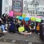 Ratusan Pengangguran Ontrog Kantor Bupati Karawang