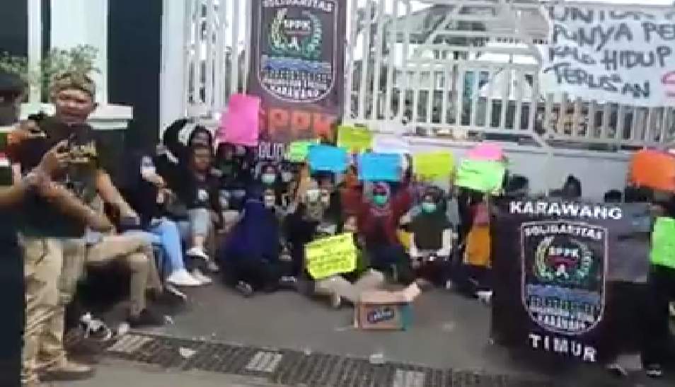 Ratusan Pengangguran Ontrog Kantor Bupati Karawang Ratusan Pengangguran Ontrog Kantor Bupati Karawang