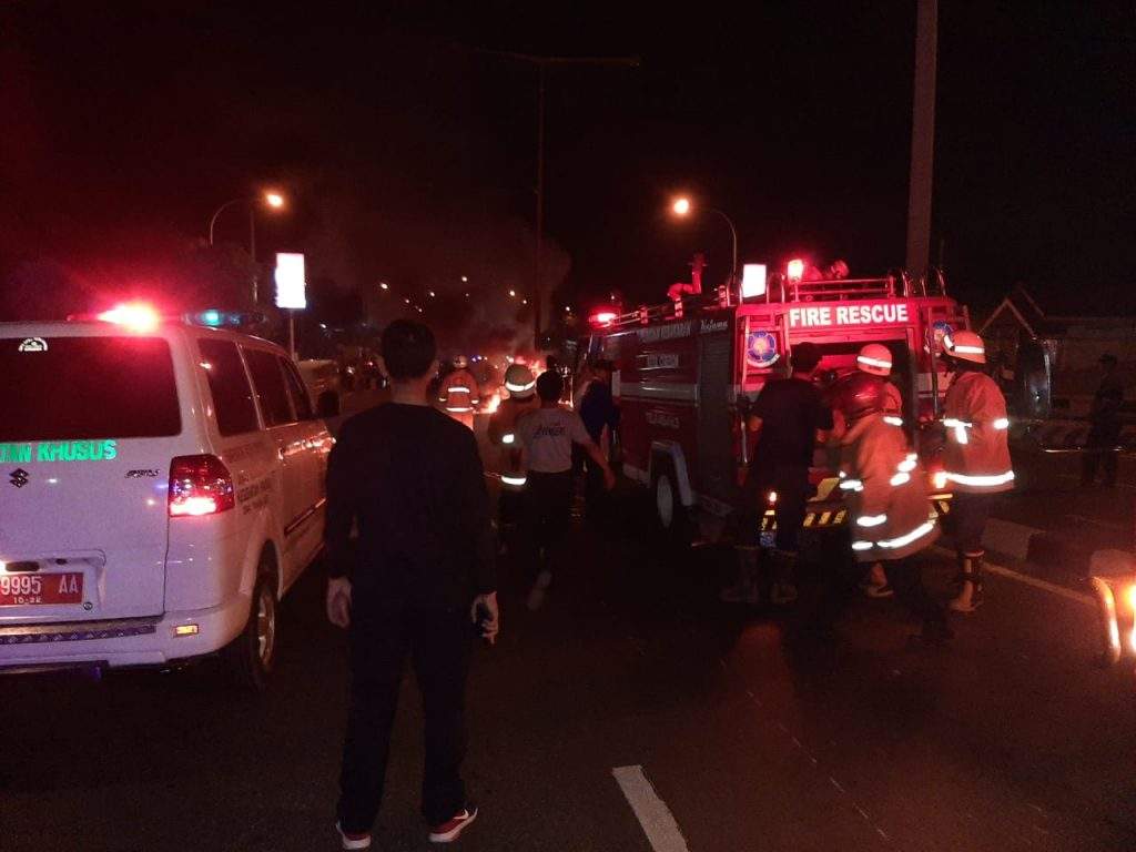 Terungkap, Ini Penumpang Sedan yang Terbakar di Fly Over Pegambiran Cirebon Terungkap, Ini Penumpang Sedan yang Terbakar di Fly Over Pegambiran Cirebon