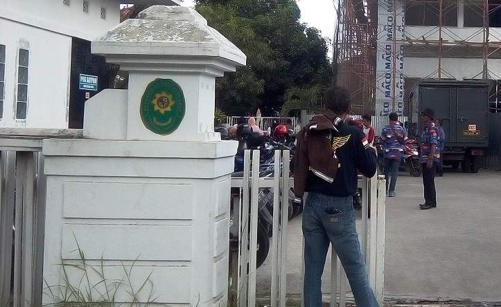 Massa LSM Laskar NKRI Tumplek di PN Sumber, Ada Apa?