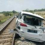 Mobil Ringsek Disosor KA di Perlintasan Plumbon, Penumpangnya Baik-Baik Saja