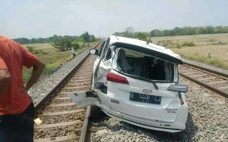 Mobil Ringsek Disosor KA di Perlintasan Plumbon, Penumpangnya Baik-Baik Saja
