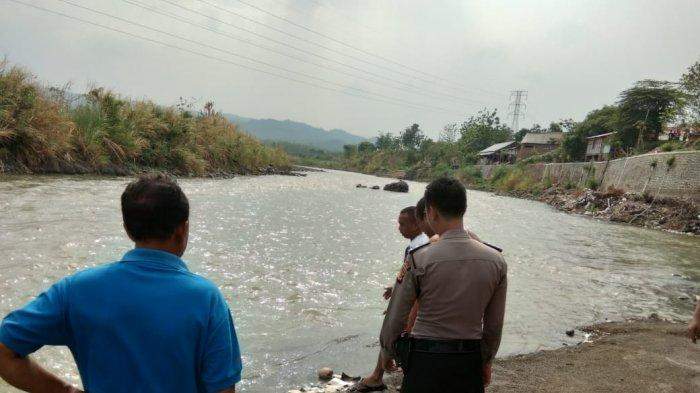 Pria Paruh Baya Ditemukan Tewas di Sungai Cimanuk