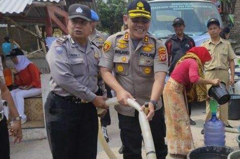 Argasunya Krisi Air: Polres Ciko Kirim 26 Mobil Tangki Air
