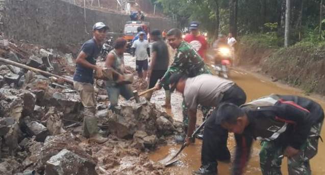 Subang - Purwakarta Nyaris Putus! Penahan Tebing di Wanayasa Ambrol