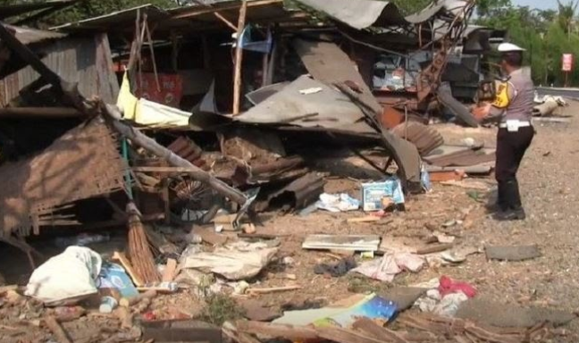 Rem Blong, Delapan Warung di Gronggong Luluh Lantak Disapu Truk