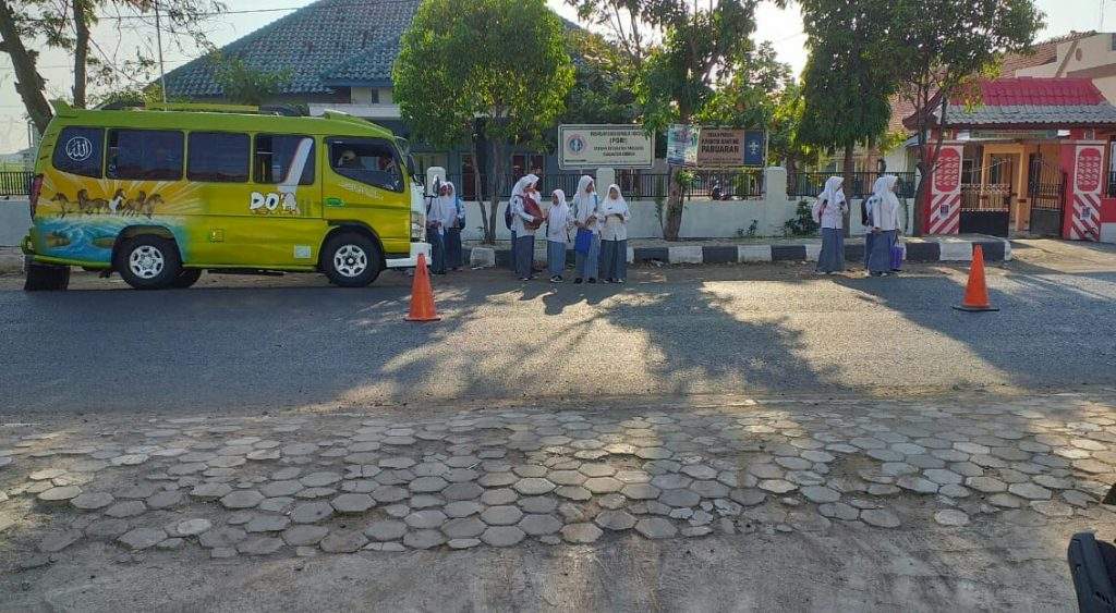 Padat & Rawan Laka, Jalan Depan MAN 4 Cirebon Butuh Zebra Cross