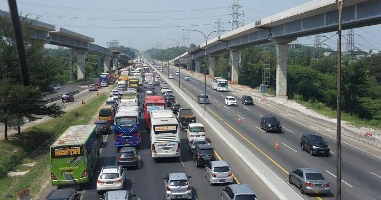 Tol Japek Mulai Padat, KM 47 Arah Cikampek Diberlakukan Contraflow Tol Japek Mulai Padat, KM 47 Arah Cikampek Diberlakukan Contraflow