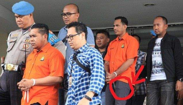 Foto Pelaku Penyerangan Novel Baswedan Disorot, Netizen: Kotak di Saku Celana itu Apa?