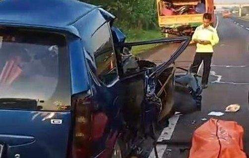 Minggu Subuh, 6 Orang Tewas di Tol Cipali! "Avanza vs Truk"