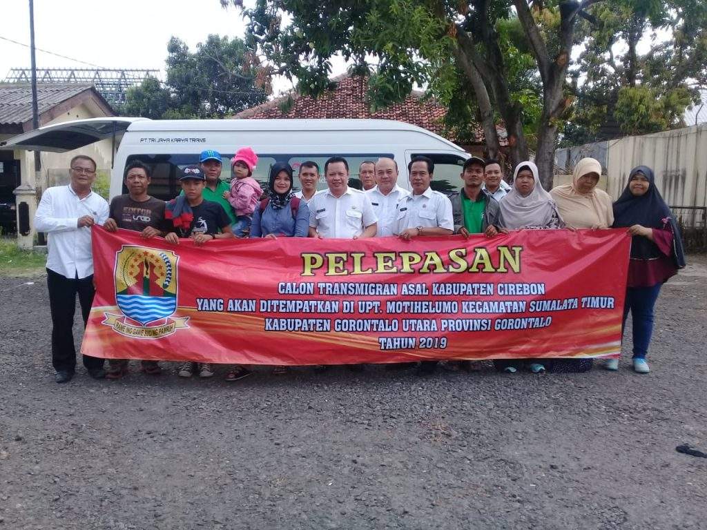 Disnakertrans Lepas 2 KK Warga Kab Cirebon Transmigrasi ke Gorontalo Disnakertrans Lepas 2 KK Warga Kab Cirebon Transmigrasi ke Gorontalo