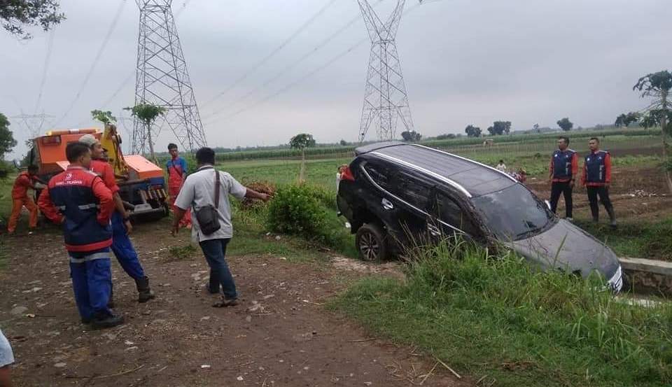 Pajero di Tol Pejagan Terjun Bebas ke Area Pertanian Pajero di Tol Pejagan Terjun Bebas ke Area Pertanian