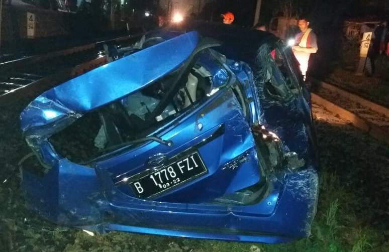 7 Meregang Nyawa, KA Sosor Minibus di Cibitung 7 Meregang Nyawa, KA Sosor Minibus di Cibitung