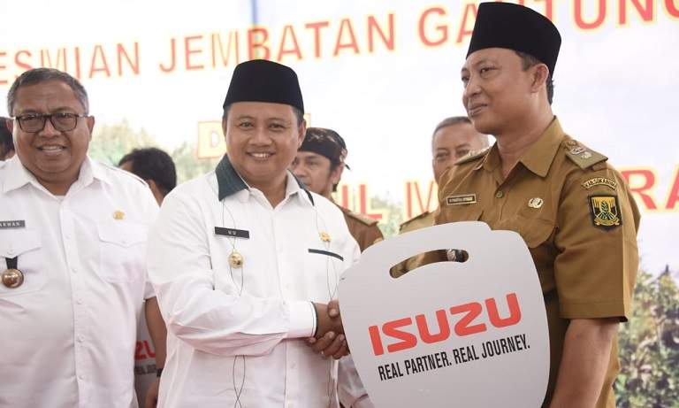 Wagub Jabar Serahkan Maskara dan Resmikan Jantung Desa di Kabupaten Sukabumi Wagub Jabar Serahkan Maskara dan Resmikan Jantung Desa di Kabupaten Sukabumi