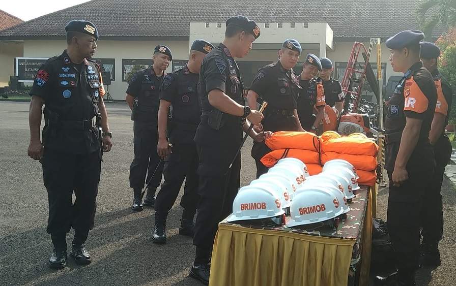 Siaga Bencana, Brimob Polda Jabar Dirikan Posko SAR di Sejumlah Objek Wisata