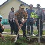 Jelang Pergantian Tahun, Kapolres Ciko Tanam Pohon di Aspol Krucuk