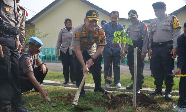 Jelang Pergantian Tahun, Kapolres Ciko Tanam Pohon di Aspol Krucuk Jelang Pergantian Tahun, Kapolres Ciko Tanam Pohon di Aspol Krucuk