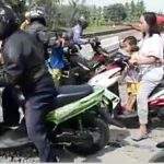 Ngeri! Melintas di Palang Pintu Stasion Babakan