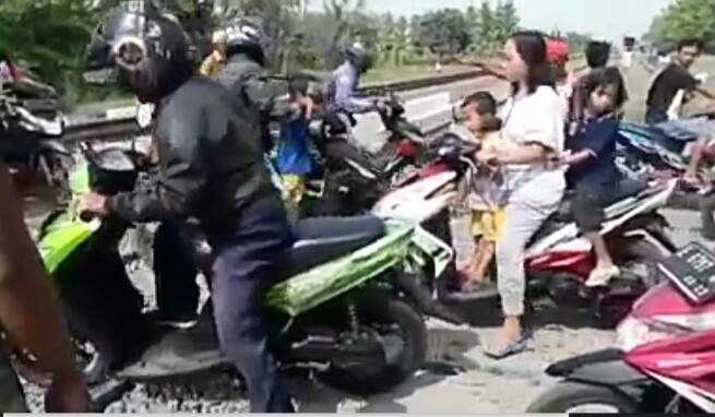 Ngeri! Melintas di Palang Pintu Stasion Babakan Ngeri! Melintas di Palang Pintu Stasion Babakan